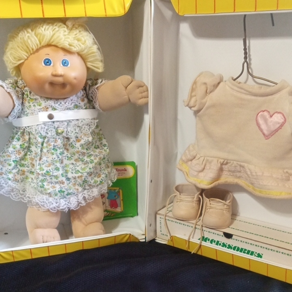 HTF Vtg 1984 Tara Toys Steamer Trunk Wardrobe + '83 Cabbage Patch Doll + Clothes